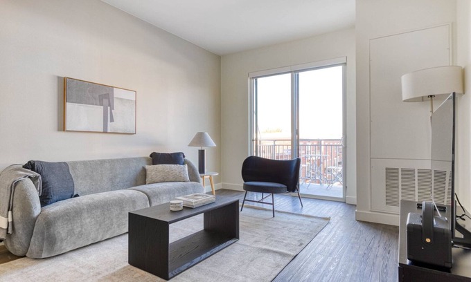 Elmhurst Wohnung | Upscale Elmhurst 1BR w/ Lounge, Pool & Gym nr Metra, by Blueground
