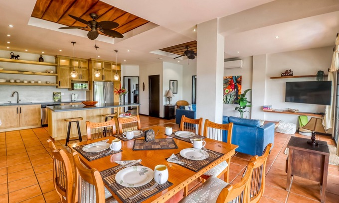 Playa Flamingo Eigentumswohnung | Upscale getaway on ocean-view property - pool, outdoor kitchen, and fast Wifi