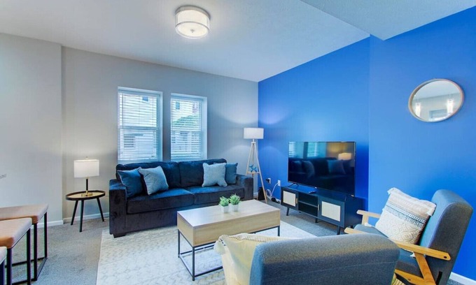 Cleveland Wohnung | Upscale Little Italy Two Bedroom w/ Private Drive