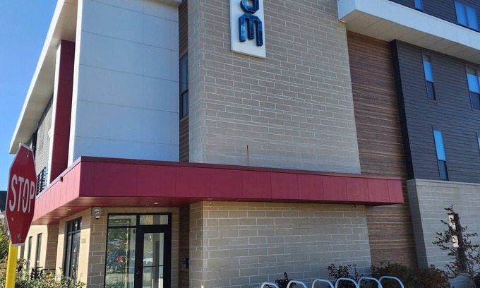 Madison Wohnung | Upscale Modern appt near the Airport and Warner Park!