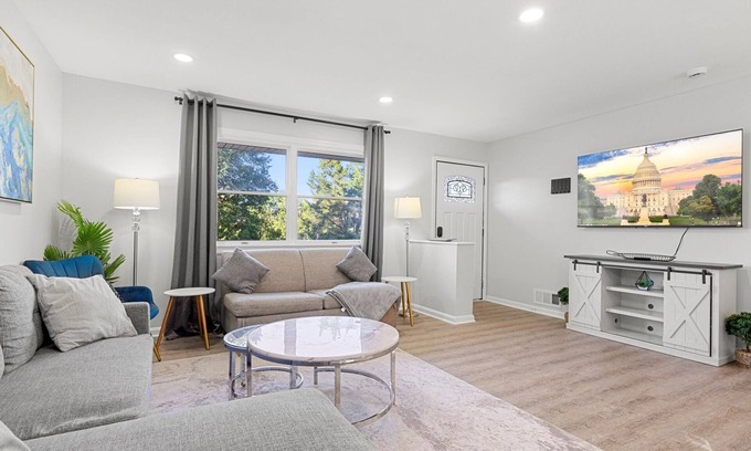 Jefferson Manor Wohnung | Upscale Old Town Views 3BD Lux