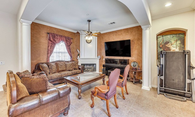 Alessandro Heights Wohnung | Upscale Triplex w/ Pool Access in Riverside!