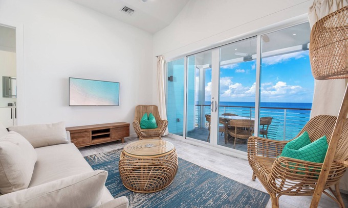 West Bay Wohnung | Upstairs Oceanfront Cabana with stunning views