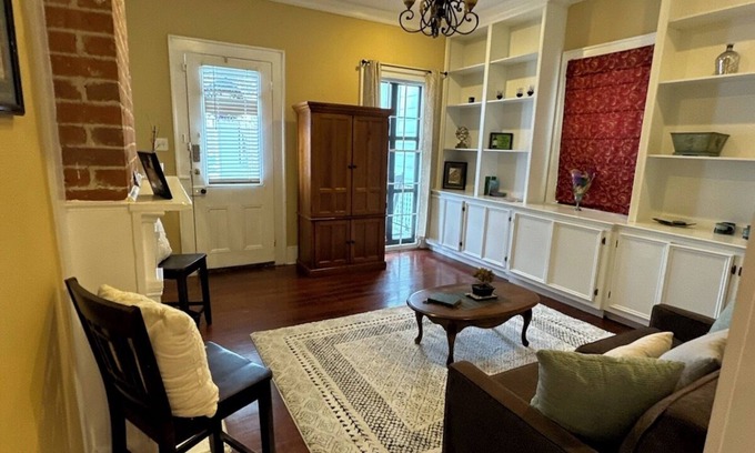 Faubourg Delachaise Wohnung | Uptown 1 block from Magazine St mins from Downtown off street parking