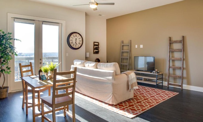 Third Ward Wohnung | Uptown 1 BR Apt with Balcony by Frontdesk