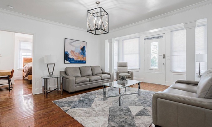Central Carrollton Association Haus | Uptown 4 Bedroom Home