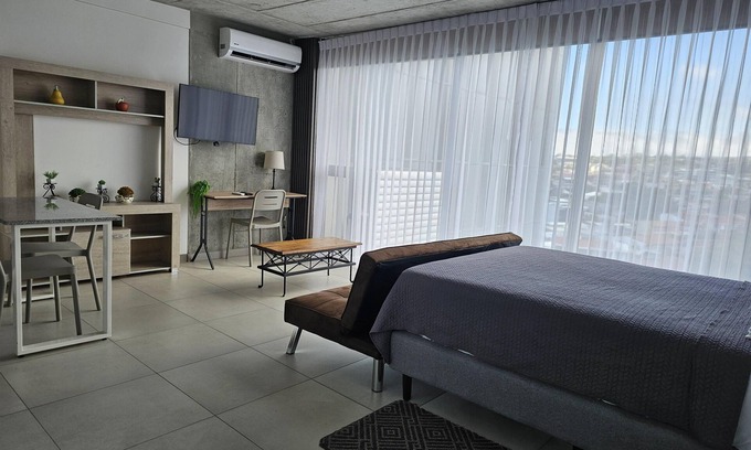 Curridabat Wohnung | Urban Breeze iFreses, 10th floor! AC, TV and Pool