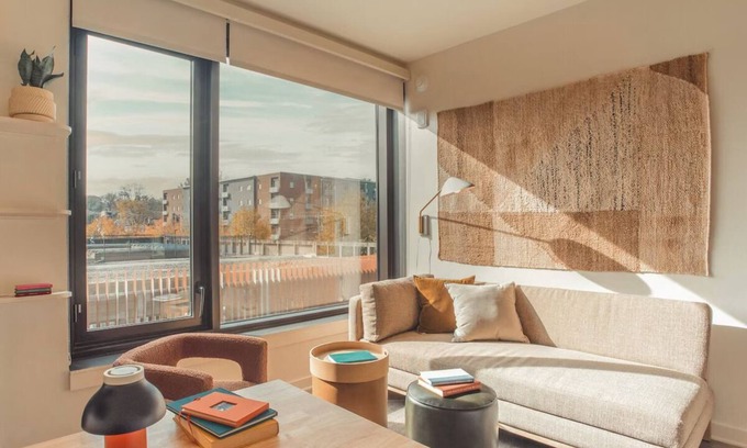 Old Fourth Ward Hotel | Urban Skyline Views | Perfect Romantic Getaway Close to Attractions & Dining