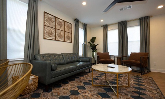 Little Rock Medical District Haus | Urbane Bronze Château