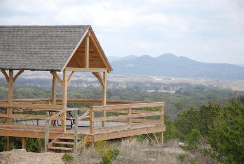 Utopia Haus | Utopia Family Home with Mountain Viewing Deck!