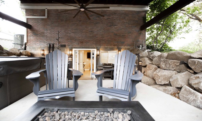 Sandy Wohnung | Vacation Bliss! Skifahrertraum! Überdachter Whirlpool / Spa, Feuerstelle, Bergblick.