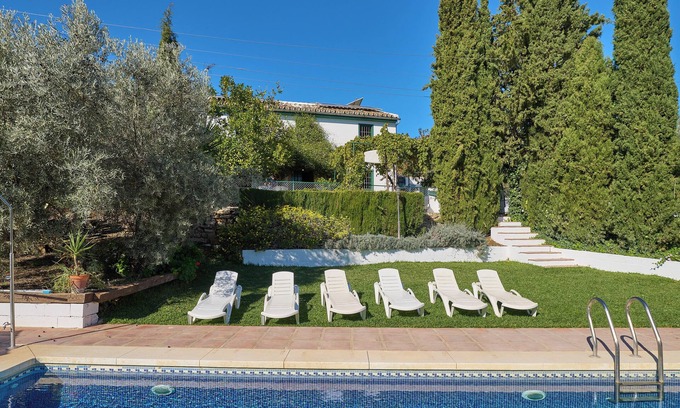 Iznajar Haus | Ferien-Finca Casa Ginés mit Bergblick, Pool, WLAN und Terrasse; Haustierfreundlich