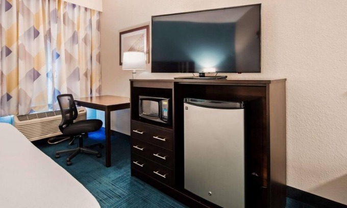 Blaine Haus | Vacation is Calling! Free Breakfast, Free Parking, Indoor Pool, Close to Oglebay