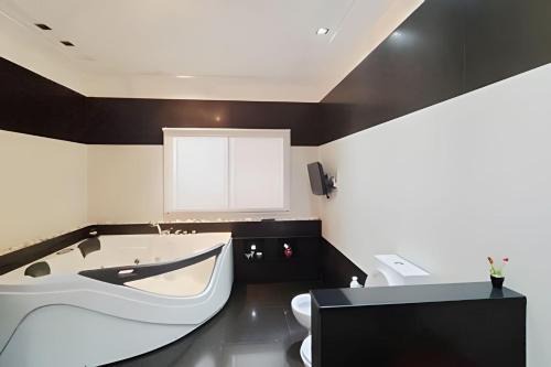 Comuna 11 Haus | Vaer House: Experiencia con Jacuzzi y Quincho
