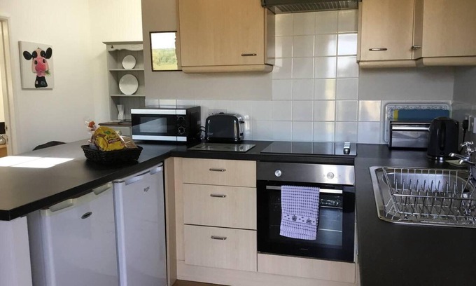 Llancarfan Hütte | Vale of Glamorgan - Cottage - Sleeps 4 - Parking