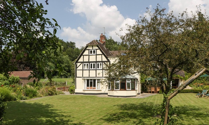 Devizes Haus | VALLEY HOUSE, pet friendly, luxury holiday cottage in Devizes