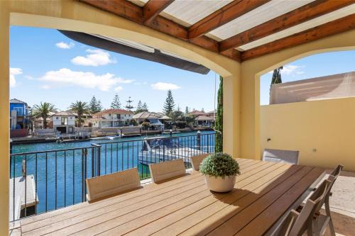 Wannanup Haus | Venice On The Beach Family Waterfront Escape