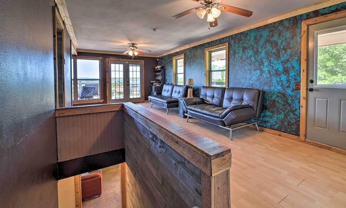 Vian Kabine | NEW! Vian Getaway w/ Lake Tenkiller Views & Deck!
