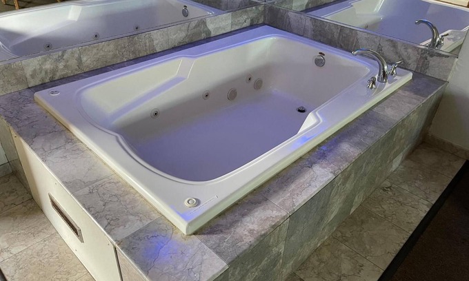 Lyons Hotel | VIBE INN - WHIRLPOOL SUITES