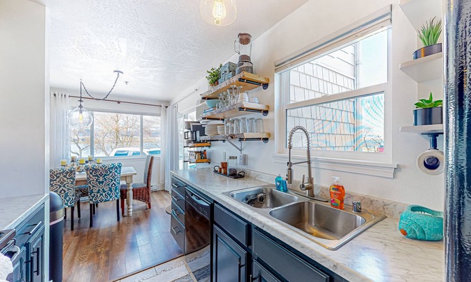 Polson Eigentumswohnung | Vibrant retreat with furnished patio - across the street from Flathead Lake