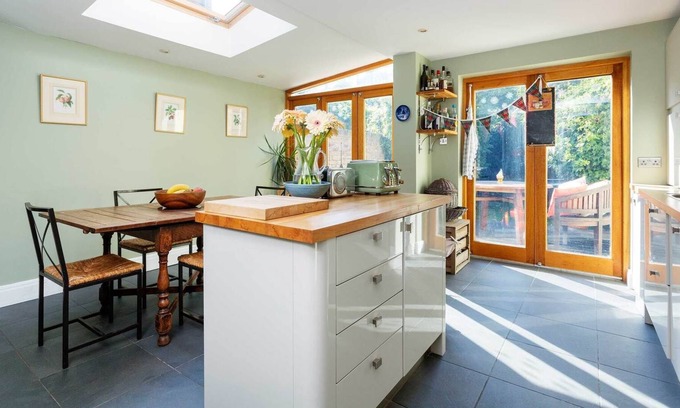 Bow West Haus | Schönes Familienhaus für 7 mit Garten, zu Fuß zur U-Bahn (Veeve)