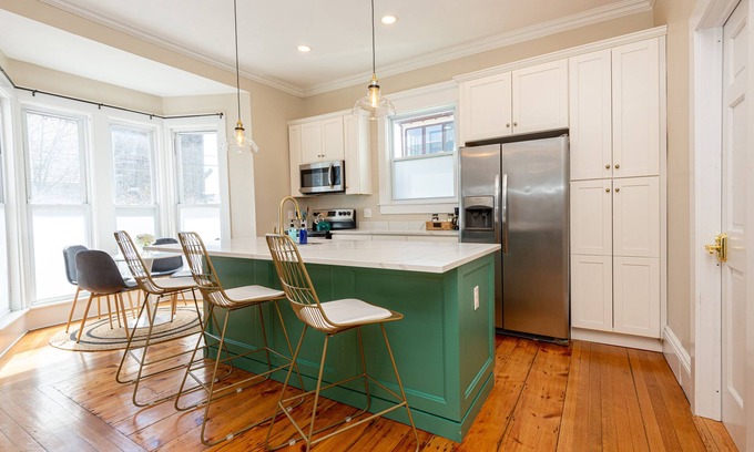 Lynn Wohnung | Victorian Diamond 1st floor Unit near Atlantic coast, Boston, & Salem