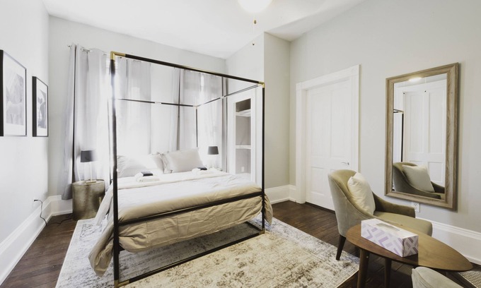 Savannah Victorian District Haus | Victorian District Duplex ★ 2 APTS & 6 BDRS ★ Just 2 blocks to Forsyth Park!