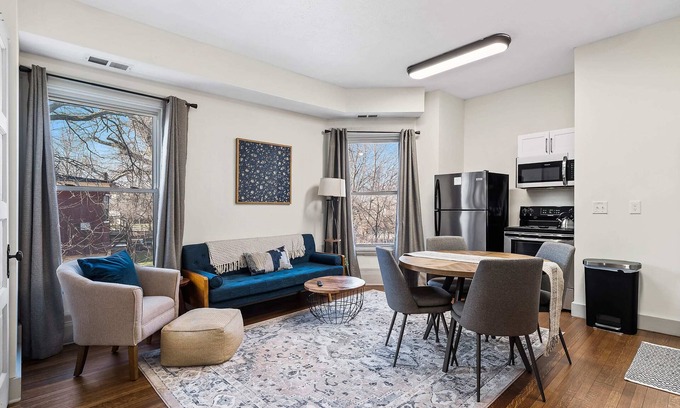 Hough Wohnung | Victorian Estates | Sun Soaked 1BR | Close to CCF