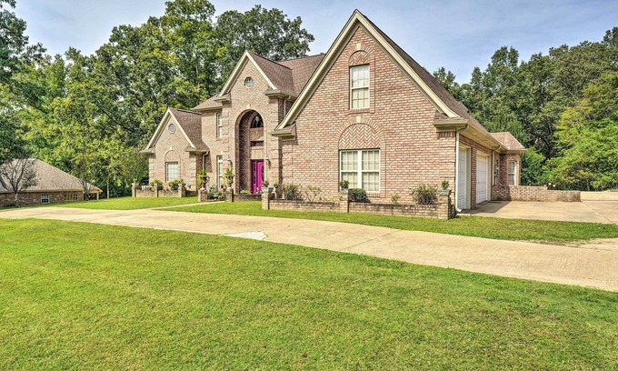 Hernando Haus | Victorian Hernando Home ~ 25 Miles to Memphis