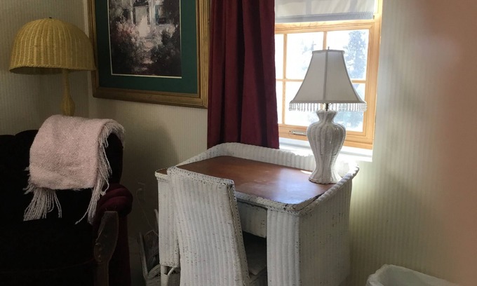 L'Anse Hotel | Victorian rose room located in the Ivory Mansion