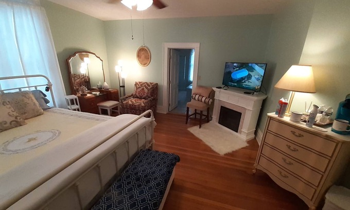 Wise Haus | Victorian Spa EnSuite @ Nottingham PL, King Bed, Jacuzzi Near UVa-Wise & Main St