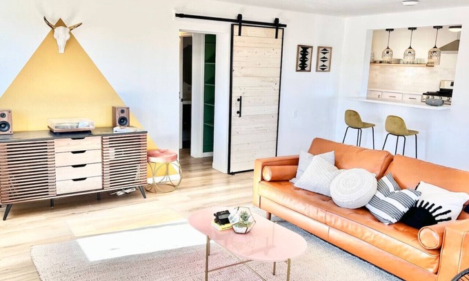 Twentynine Palms Haus | ✧VIEWS✧ 6min to Joshua Tree walk to bars + firepit