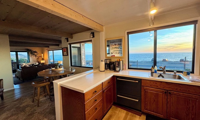 Bodega Bay Haus | Epic ocean views and sound of surf. Luxurious Beds. Fireplace. Hot Tub. Dogs OK.