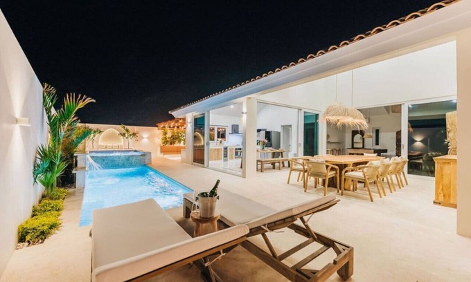 Esmeralda Villa | NEW | 3min to Beach, Billiard, HotTub, 8 sleeps