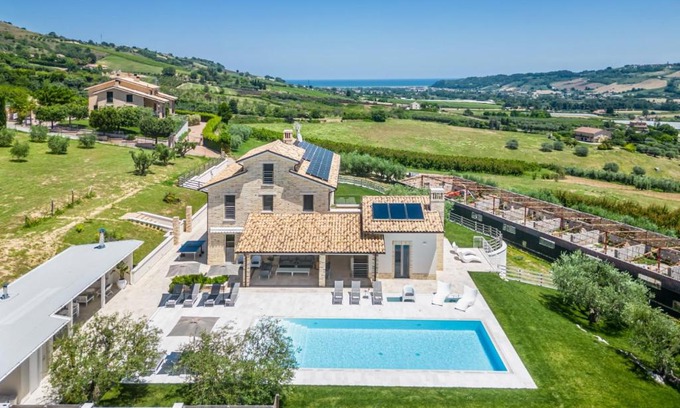 Potenza Picena Villa | Villa Amore di Ada - Modern Design Villa - AirCo, Private Pool & Near The Beach