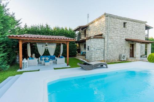 Molos-Agios Konstantinos Villa | Villa Aphrodite with Private Pool in Kamena Vourla