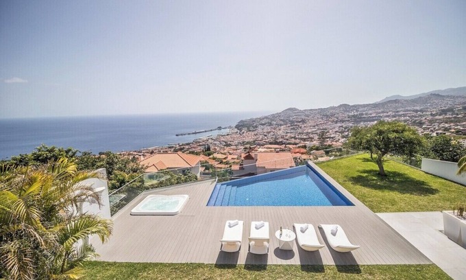 Santa Maria Maior Villa | Villa Bela - Splendid villa with jacuzzi, heated pool, AC - by Allure Villas