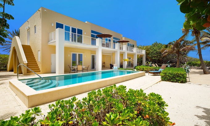 Old Man Bay Haus | Villa Caymanas: Inspirierte karibische Villa mit unberührtem Strand und Panoramabalkon