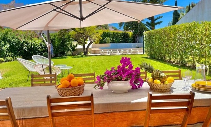 Alfa-Mar Haus | 5 Gehminuten vom Strand Falesia entfernt-Garten, Terrasse, Pool, privater Grill.