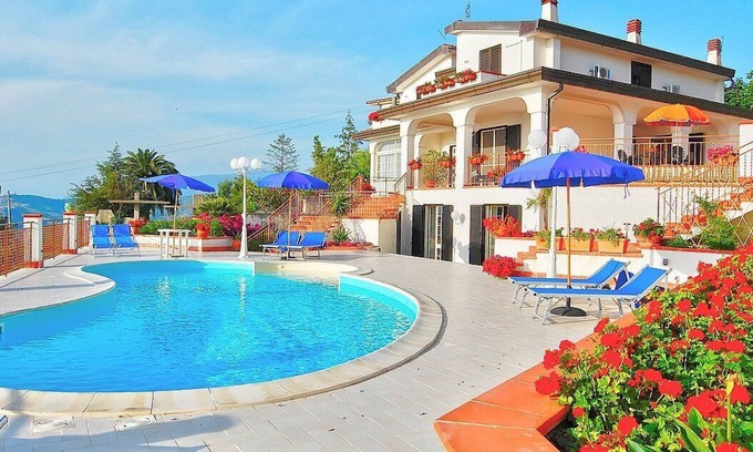 Agropoli Villa | Villa Gioconda: Eine bezaubernde dreistöckige Villa auf einem Hügel.