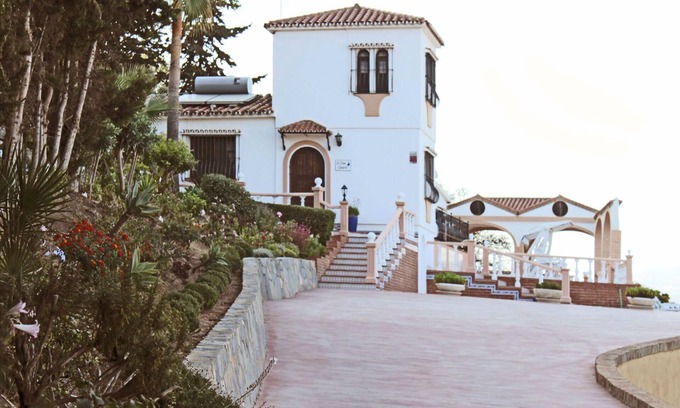 Puerto de la Duquesa Villa | Villa in einer schönen Lage mit Blick auf das Meer. Privater Pool, Klimaanlage und Internet.