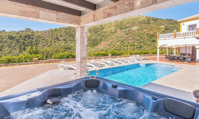 Sayalonga Villa | Villa Javier Sayalonga by Ruralidays