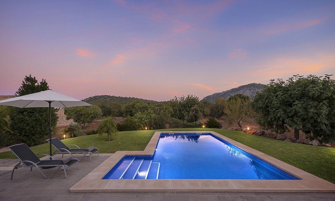 Pollensa Villa | Villa La Sort - helle mallorquinische Steinvilla auf einer Ebene im Grünen