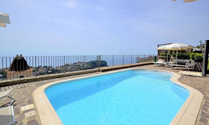 Scala Haus | Villa Laila B: Eine angenehme und geräumige Wohnung mit Blick auf die Sonne und das Meer.