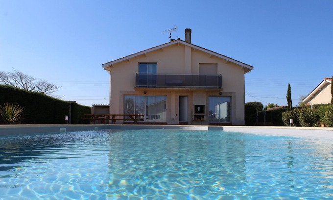 Hourtin Villa | Villa Les Glycines, Hourtin, 7 bedrooms, swimming pool.