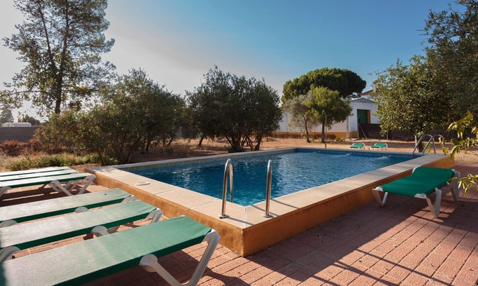 Marchena Villa | Villa Los Pinos mit Pool, WLAN, Klimaanlage, Terrasse & Garten