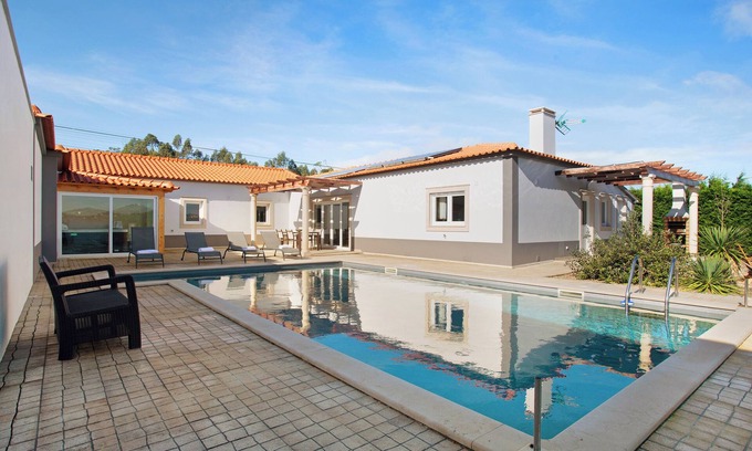 Caldas da Rainha Villa | Villa 'Rosa Com Piscina E Jacuzzi' mit Bergblick, WLAN und Klimaanlage