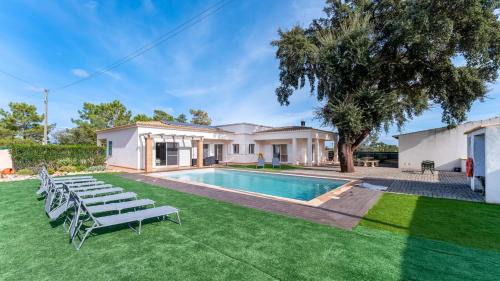 Silves Haus | Villa Sundays With Pool by LovelyStay