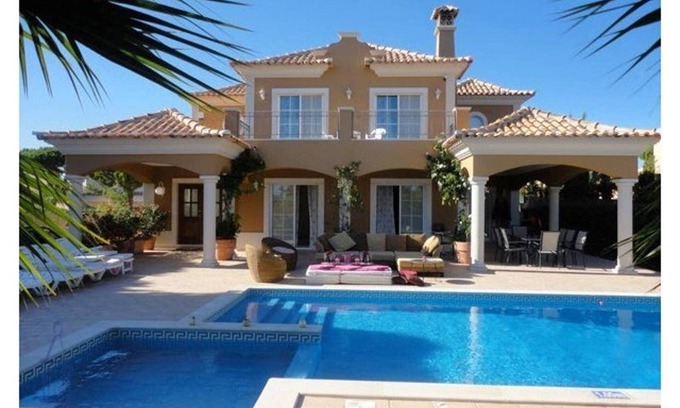 Vale do Garrao Villa | Villa Varandas Do Lago | 5 Bedroom villa | Private Pool | Table tennis | A Few Minutes Drive Between Vale Do Lobo And Quinta Do Lago