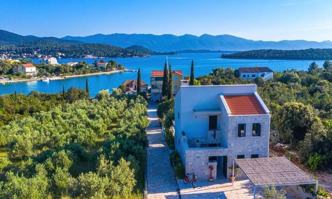 Loviste Villa | Villa Vera -Three Bedroom Villa with Terrace